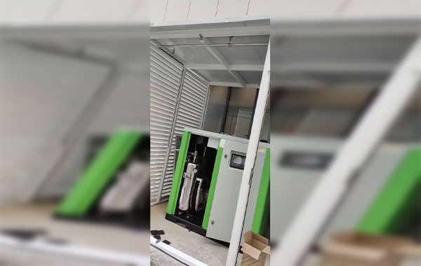 某化妆品行业 水润滑无油空压机安装现场